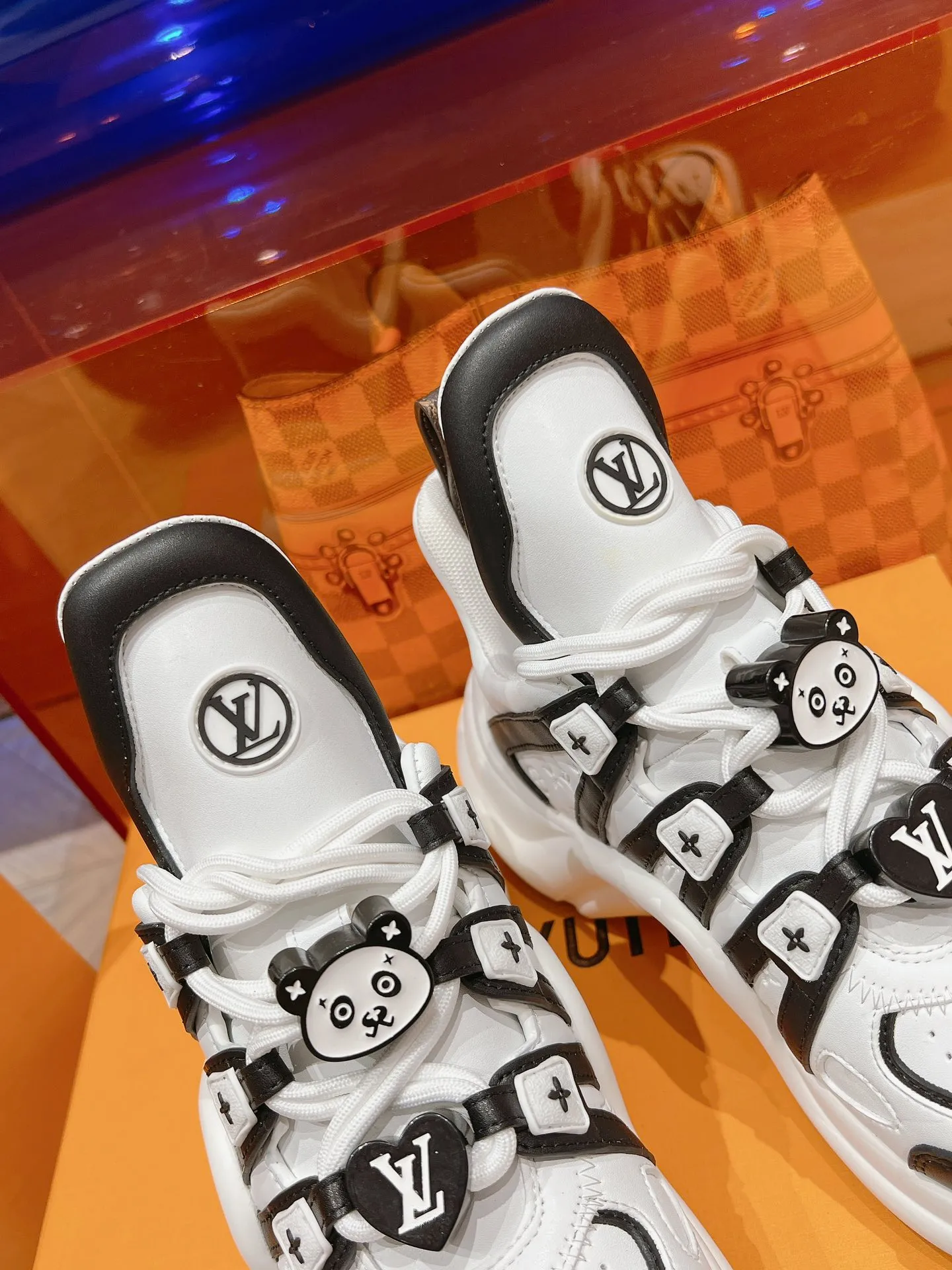 👟👟Ex-factory price 720👟👟 LV 2024 new model, Chinese Valentine's Day limited edition, fresh and refined colors, each color is equipped with different buckles, each with its own unique charm.  Cowhide color-blocked ventilated arch bridge dad shoes. Wear them for travel and dates, and you will be the center of attention.  Code number: 35-40 (41 customized)